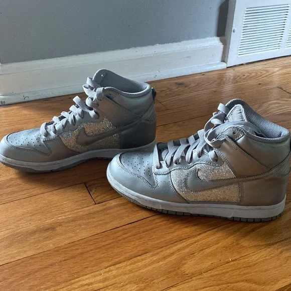 Nike Women's Sneakers in Gray with Silver Accents - Picture 3 of 4